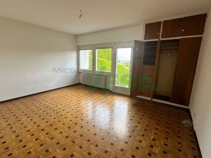 Incantevole villa dalle linee armoniose e moderne, immersa nei vigneti (4)