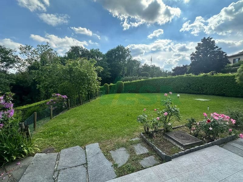 Incantevole villa dalle linee armoniose e moderne, immersa nei vigneti (9)