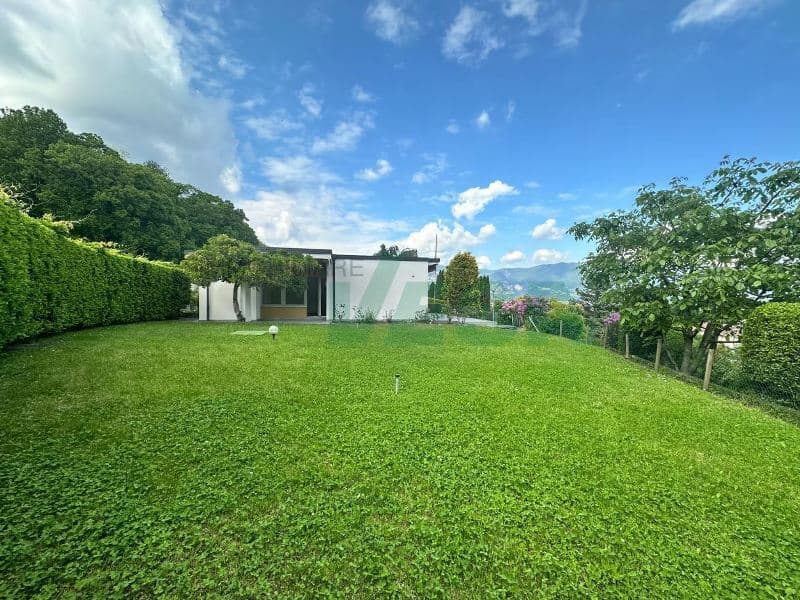 Incantevole villa dalle linee armoniose e moderne, immersa nei vigneti (11)