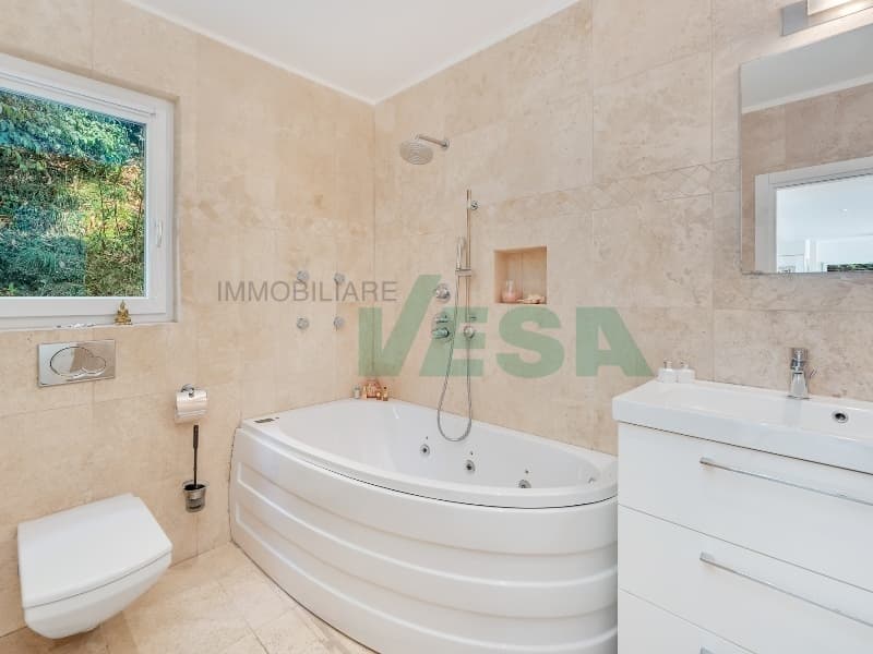 Affascinante proprietà con vista spettacolare e in zona tranquilla (10)