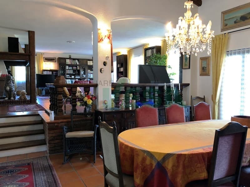 Elegante e spaziosa villa in stile mediterraneo con grande terreno (5)