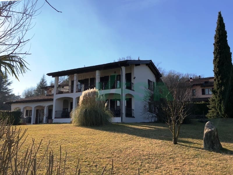 Elegante e spaziosa villa in stile mediterraneo con grande terreno (4)