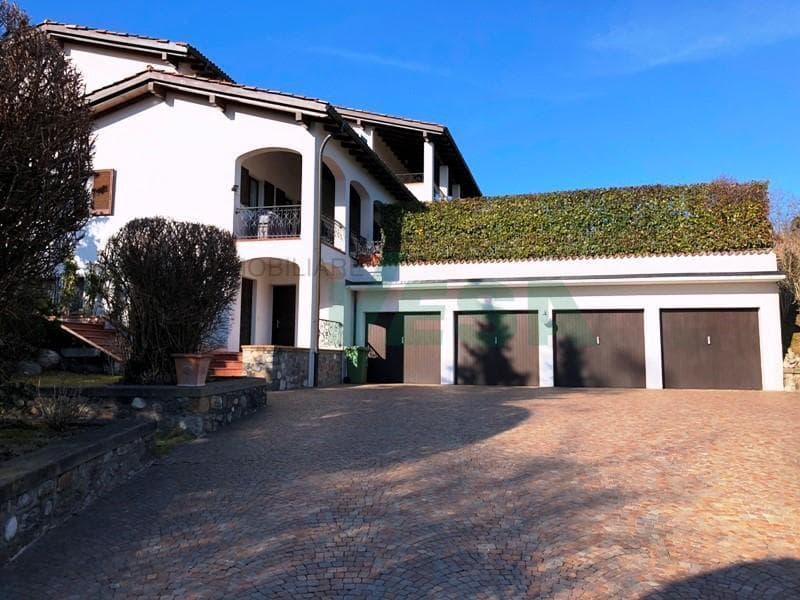 Elegante e spaziosa villa in stile mediterraneo con grande terreno (8)