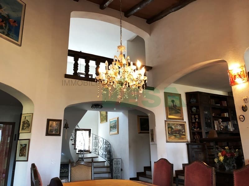 Elegante e spaziosa villa in stile mediterraneo con grande terreno (3)