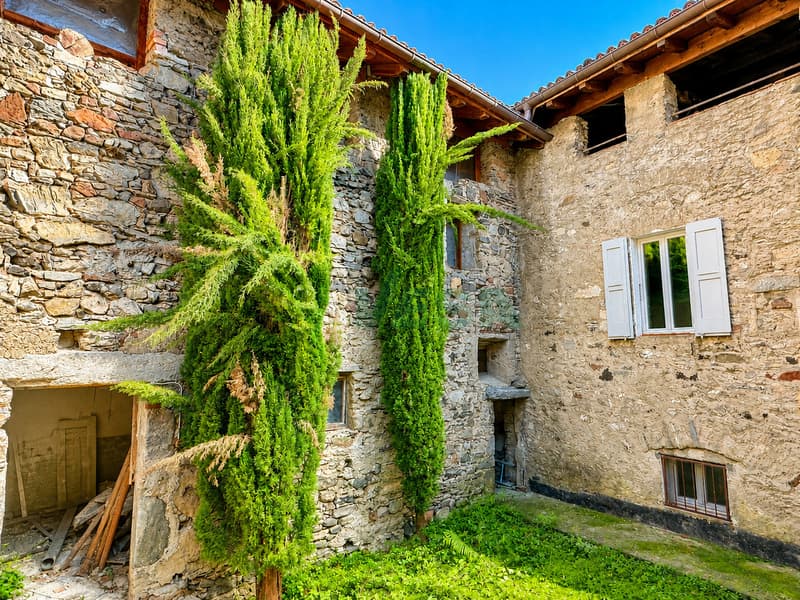 Splendida proprietà con antico palazzo, casetta rustica e bel giardino (7)