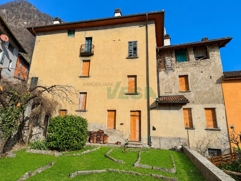 Splendida proprietà con antico palazzo, casetta rustica e bel giardino (2)