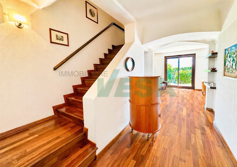 Elegante villa vista lago in esclusivo residence con piscina e tennis (9)