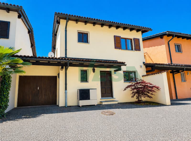 Accogliente casa con incantevole giardino, a due passi dal lago (9)