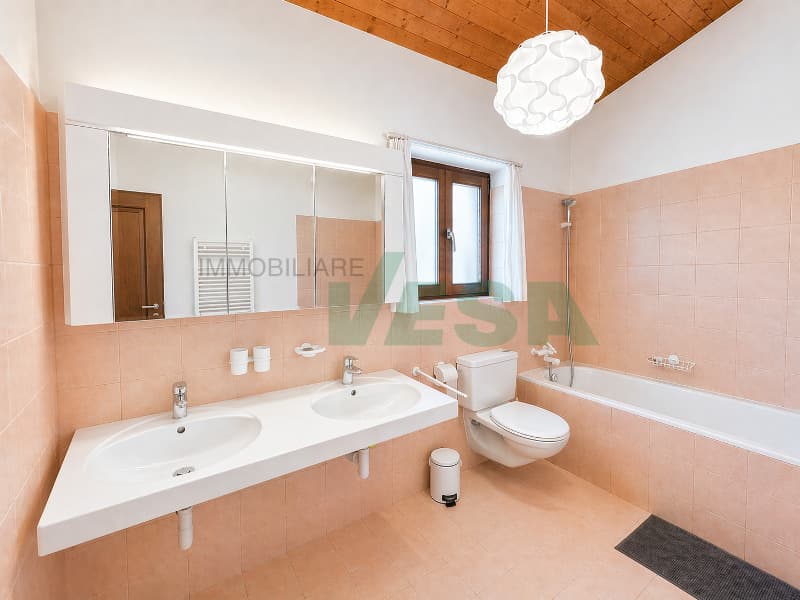 Accogliente casa con incantevole giardino, a due passi dal lago (12)