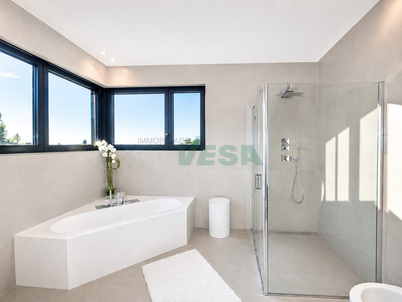 Moderna villa nuova con spettacolare vista panoramica e piscina (8)