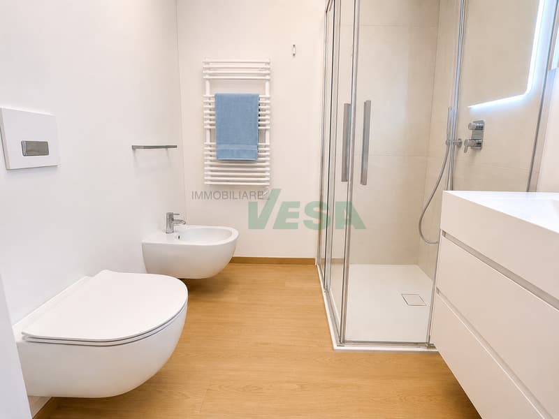 Magnifico attico 4,5 locali con grande terrazza e parziale vista lago (10)