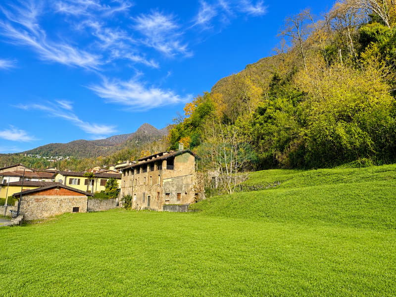 Bel terreno edificabile in splendida posizione tranquilla e soleggiata (1)