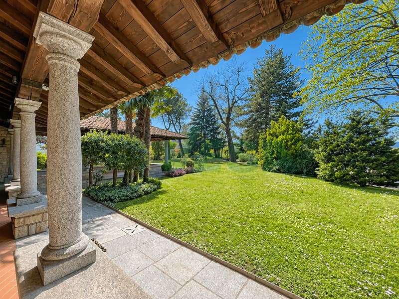 Lussuosa e importante villa signorile nel verde in zona comoda (5)
