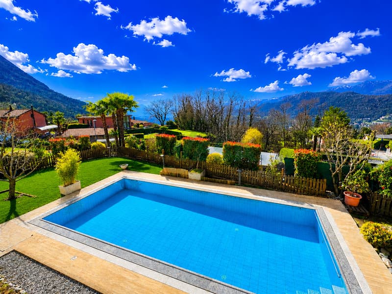 Spaziosa villa con piscina, grande giardino e appartamento monolocale (3)