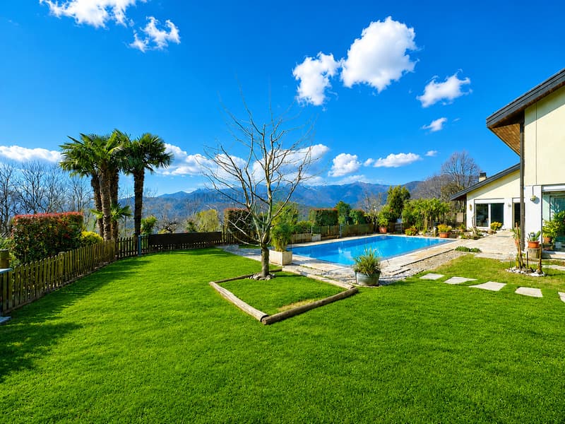 Spaziosa villa con piscina, grande giardino e appartamento monolocale (5)