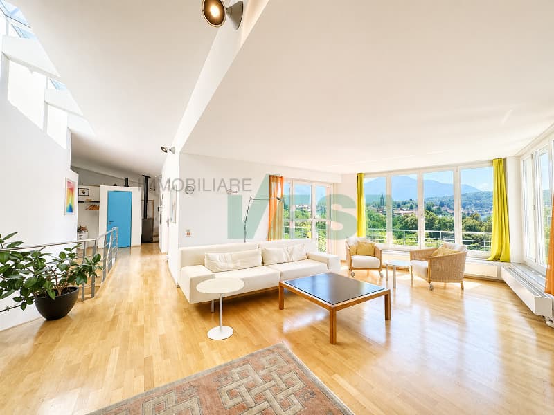 una stanza con un'ampia finestra, un pavimento in legno, un divano bianco e un tavolo in legno / a room with a large window, a wooden floor, a white couch, and a wooden table