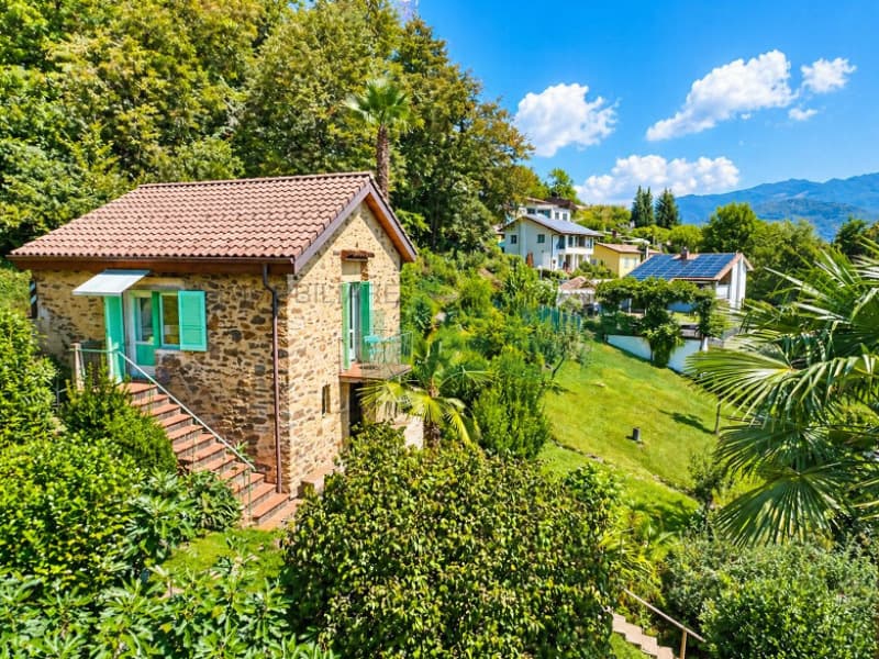 una casa circondata da colline e giardini / a house surrounded by hills and gardens