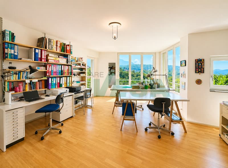 una stanza con un'ampia finestra, un pavimento in legno, una scrivania e delle sedie con una libreria / a room with a large window, a wood floor, and a desk and chairs with bookshelves