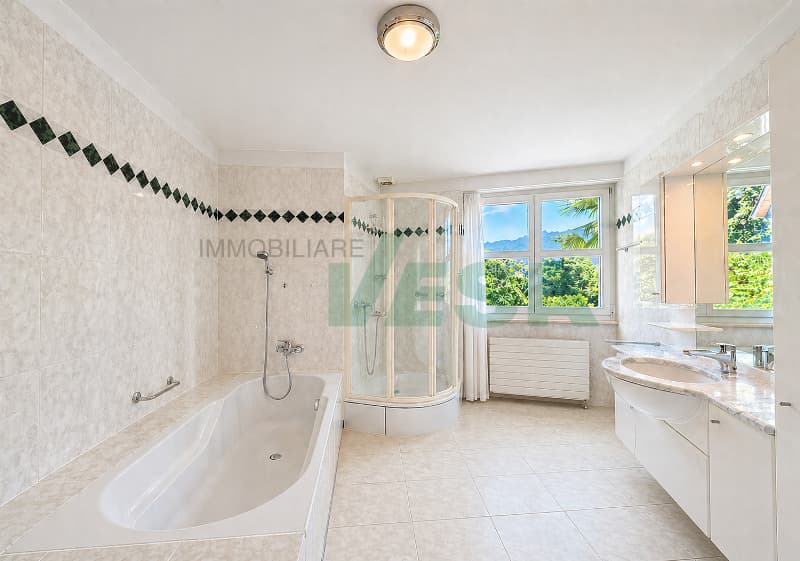 un bagno bianco con vasca, lavandino e doccia / a white bathroom with a tub, sink, and shower
