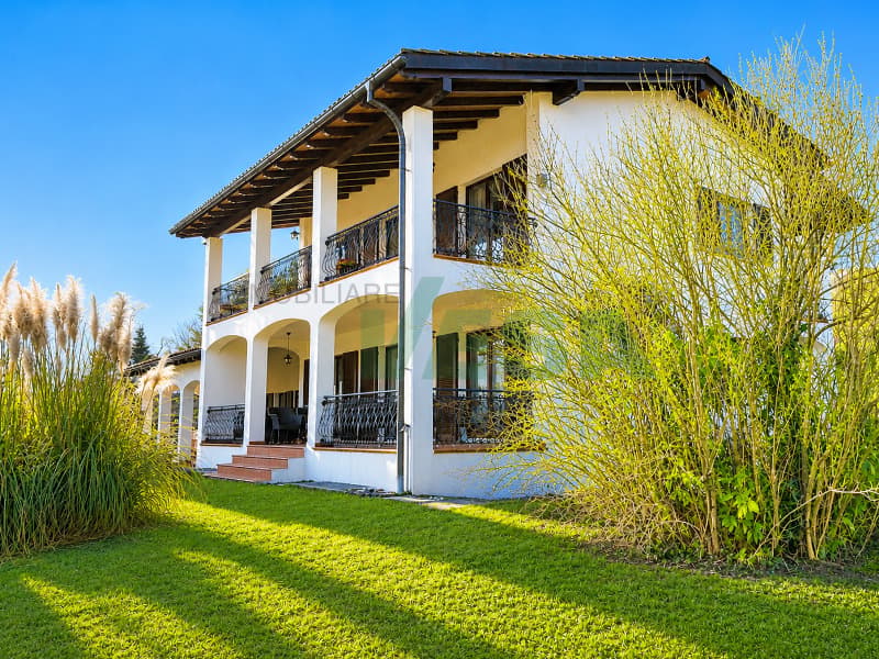 Elegante e spaziosa villa in stile mediterraneo con grande terreno (9)
