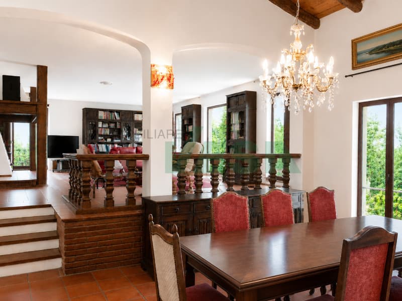 Elegante e spaziosa villa in stile mediterraneo con grande terreno (10)