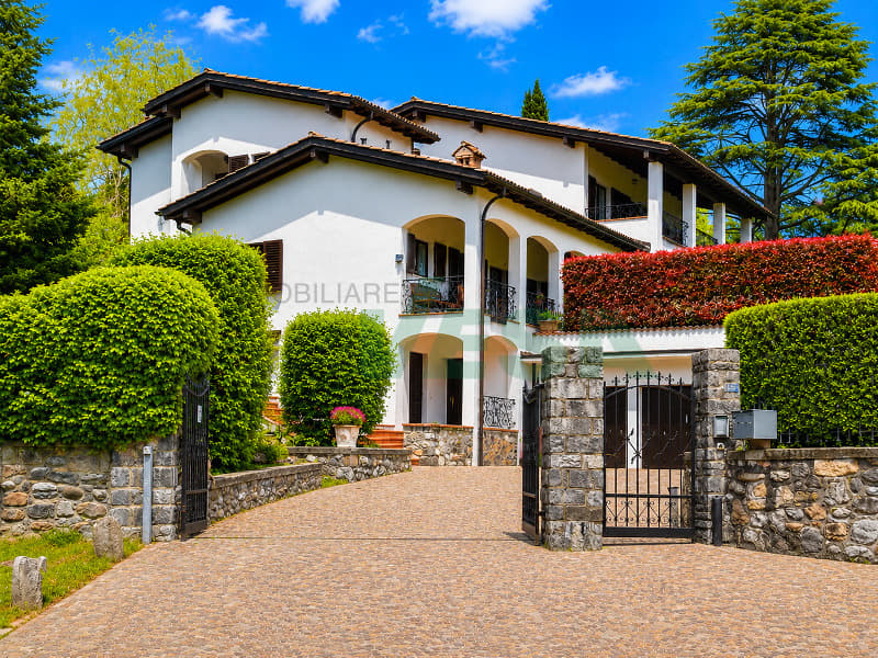 Elegante e spaziosa villa in stile mediterraneo con grande terreno (1)