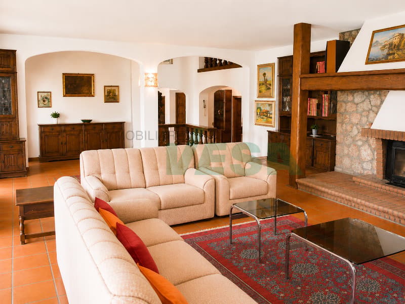 Elegante e spaziosa villa in stile mediterraneo con grande terreno (4)