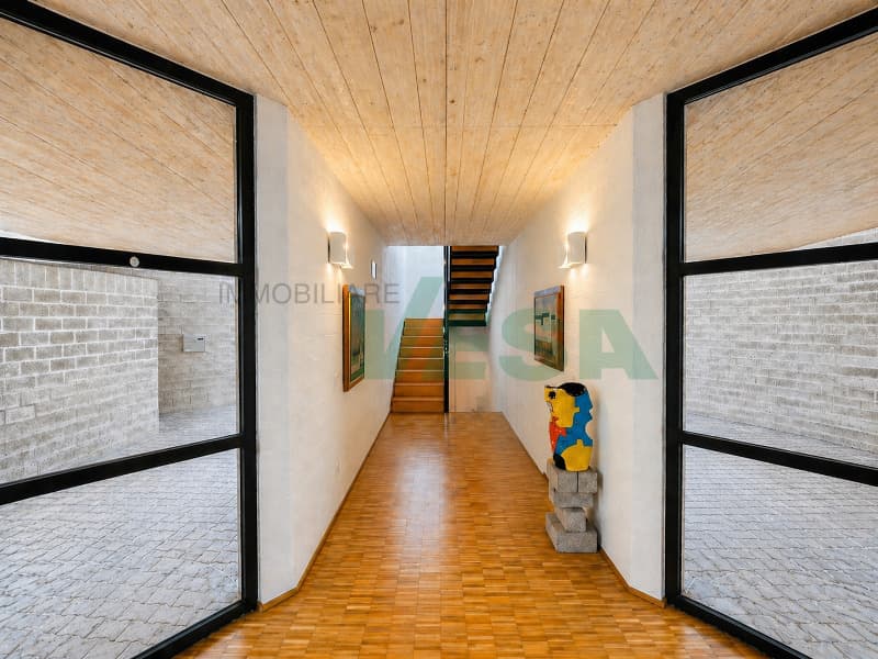 Iconica villa "Casa Rotonda" firmata Mario Botta con bel giardino (9)