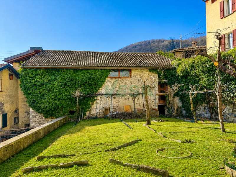 Splendida proprietà con antico palazzo, casetta rustica e bel giardino (8)