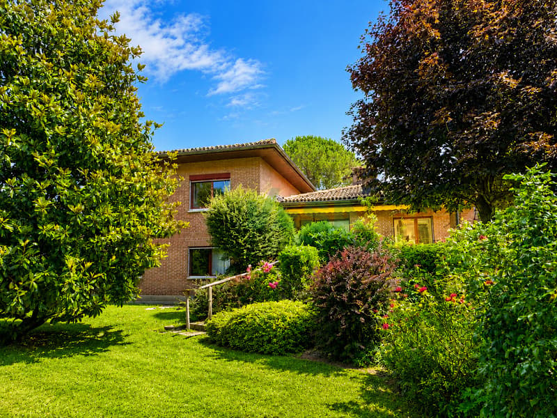 Elegante e spaziosa villa con appartamento bilocale e grande giardino (1)