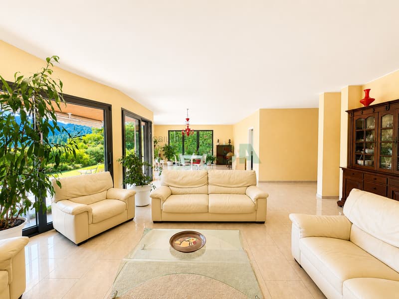 Bel appartamento 6,5 locali con giardino in tranquilla zona collinare (2)