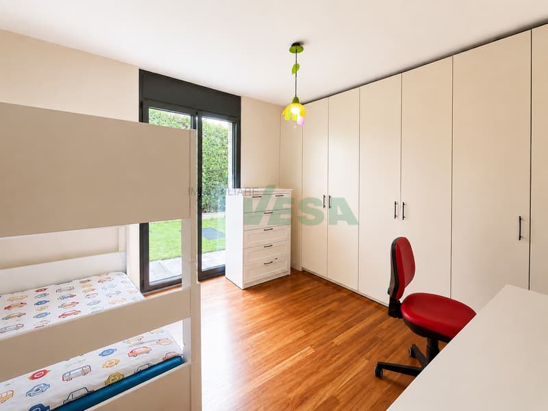 Bel appartamento 6,5 locali con giardino in tranquilla zona collinare (11)