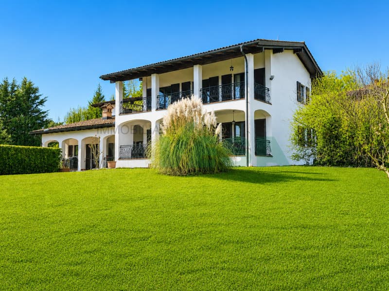 Elegante e spaziosa villa in stile mediterraneo con grande terreno (1)