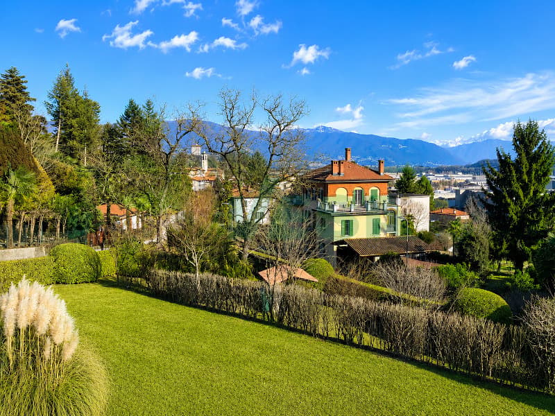 Elegante e spaziosa villa in stile mediterraneo con grande terreno (2)