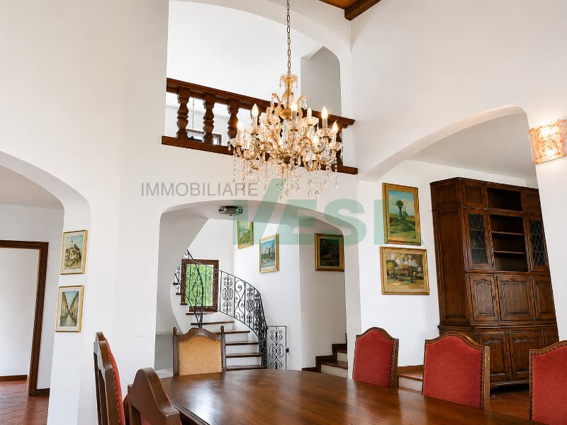 Elegante e spaziosa villa in stile mediterraneo con grande terreno (6)