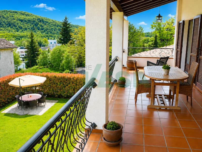 Elegante e spaziosa villa in stile mediterraneo con grande terreno (12)