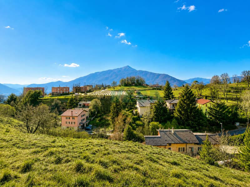 Bel terreno con vista panoramica (1)