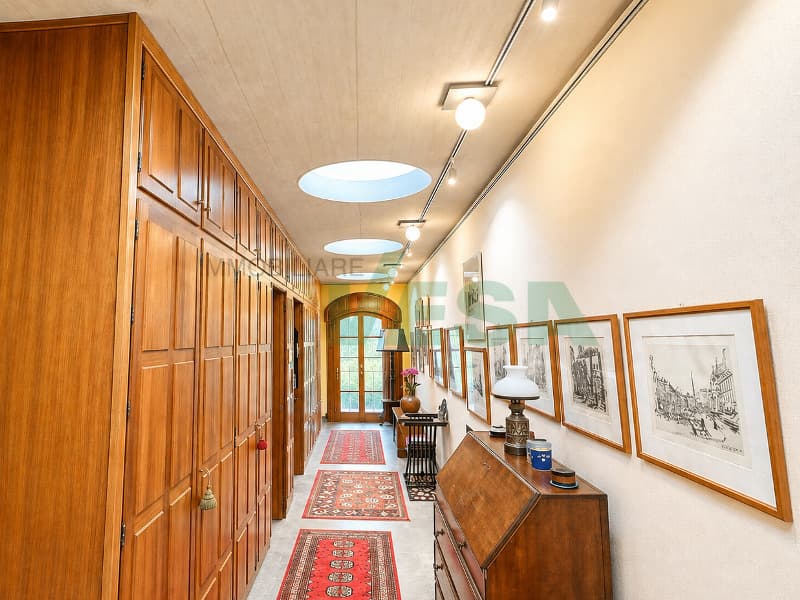 Accogliente villa tutta su un piano con grande bel giardino e piscina (12)
