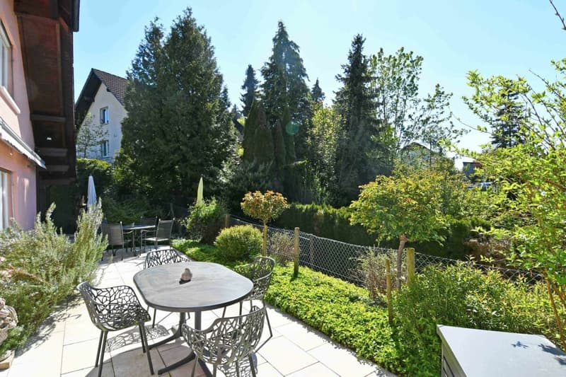 Casa unifamiliare di 7,5 locali molto ben curata con un giardino bellissimo (2)