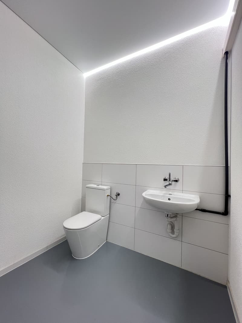 Spacious office or practice rooms in a central location (4)