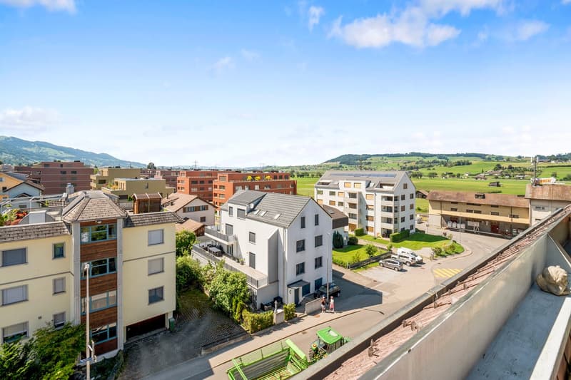 Appartement moderne 3.5 pièces avec balcon et garage à Buttikon SZ (24)