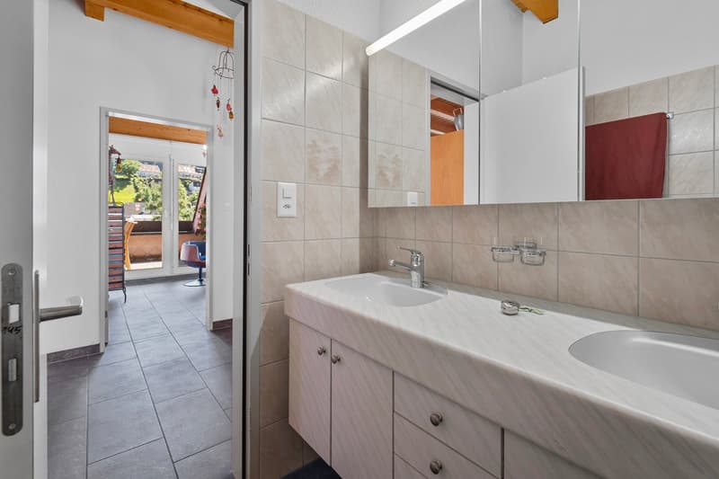 Appartement moderne 3.5 pièces avec balcon et garage à Buttikon SZ (15)