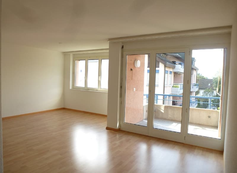 Charmante 2.5-Zimmer-Wohnung mit Balkon und Bergblick in Mollis (6)