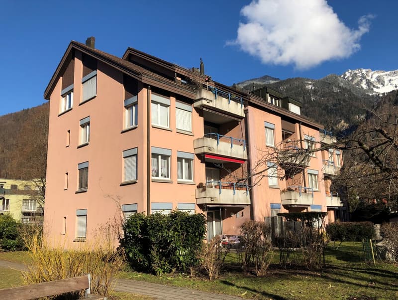 Charmante 2.5-Zimmer-Wohnung mit Balkon und Bergblick in Mollis (1)