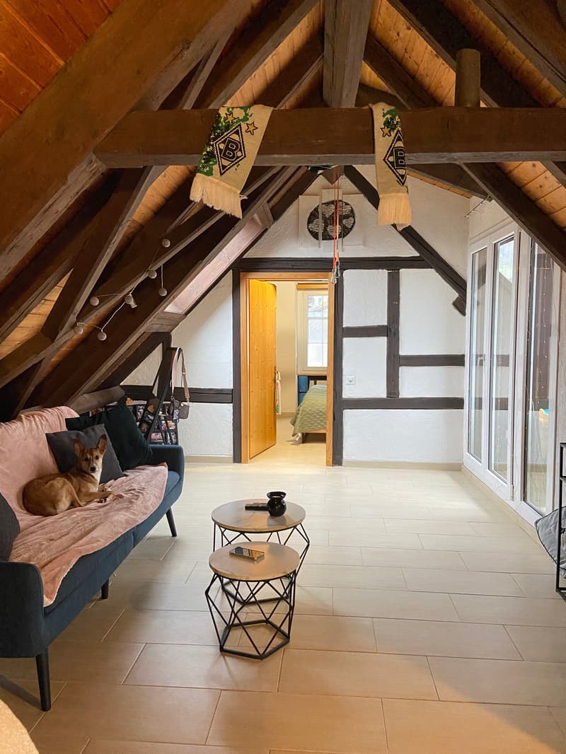Charmante 3.5-Zimmer-Wohnung mit Balkon und Bergblick in Ennenda (4)