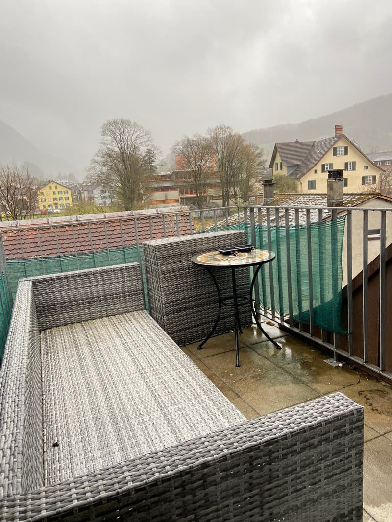 Charmante 3.5-Zimmer-Wohnung mit Balkon und Bergblick in Ennenda (10)