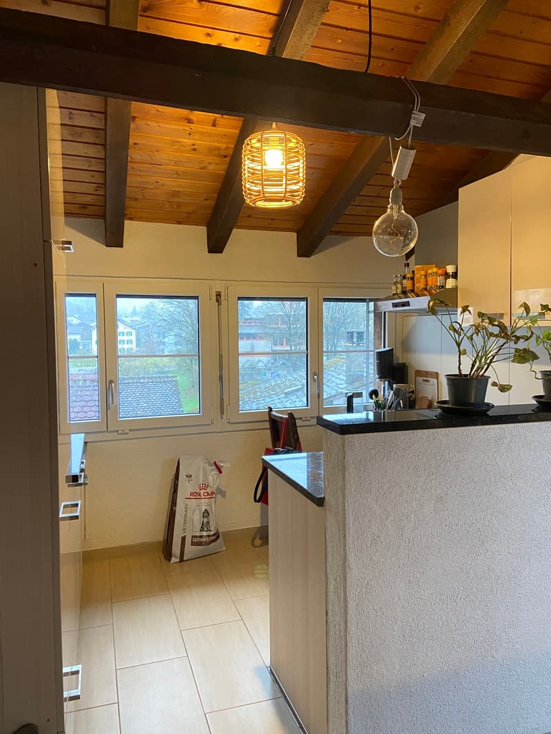 Charmante 3.5-Zimmer-Wohnung mit Balkon und Bergblick in Ennenda (3)