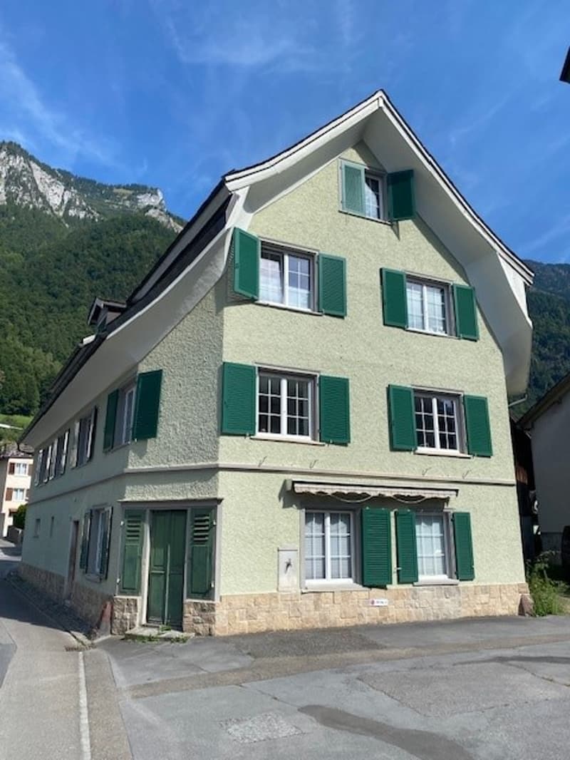 Charmante 3.5-Zimmer-Wohnung mit Balkon und Bergblick in Ennenda (1)