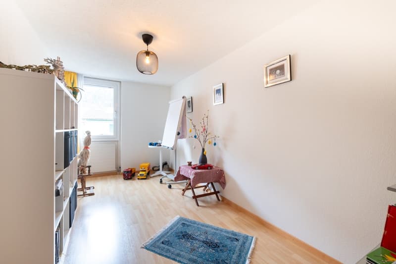 Helle 4.5-Zimmer-Wohnung im 3. OG mit Bergblick in Glarus Nord (2)