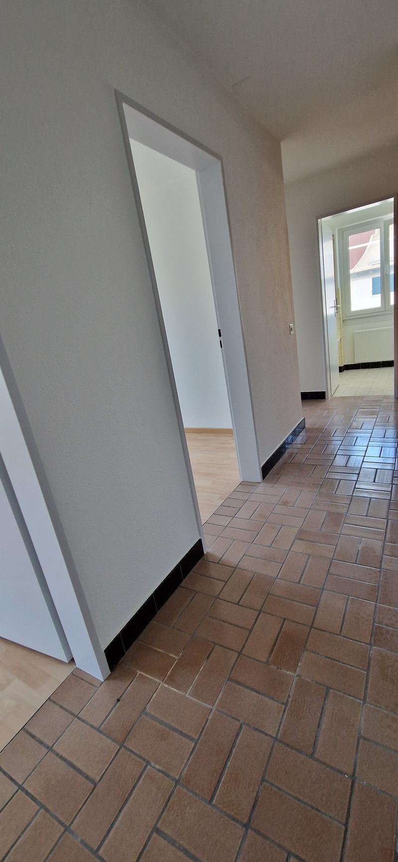 Appartement 4,5 pièces partiellement rénové près de la place du village (7)